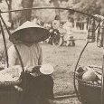 Une vendeuse avec ses paniers traditionnels