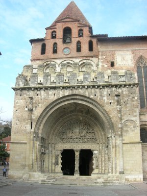 Abbaye de Moissac, Vue du portail et de la tour-clocher