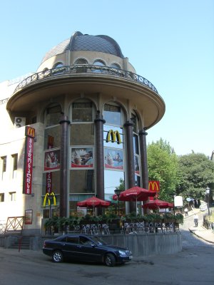 La Géorgie en 2007 gagnée par le libéralisme : un Mc Donald's à Tbilisi.