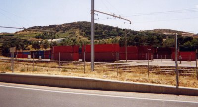 Photographie 9 : L'aire de stockage avec les containers, la voie ferrée et la route.