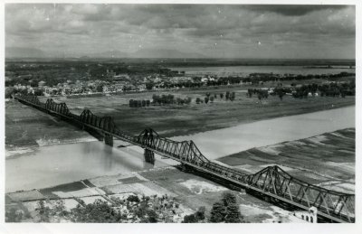 Le pont Paul Doumer sur le fleuve rouge