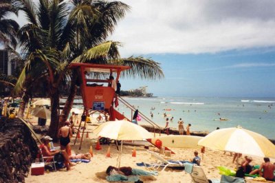 Plage de Waikiki à Honolulu (août 2000) photo ci-dessus et ci-dessous.