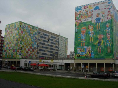 Photo 12 : Les toiles du plasticien Michael Fischer cachent pendant le Mondial les immeubles abandonnés du centre ville.