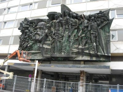 Photo 14 : début du démontage du relief de Marx, sur l'Augustusplatz.
