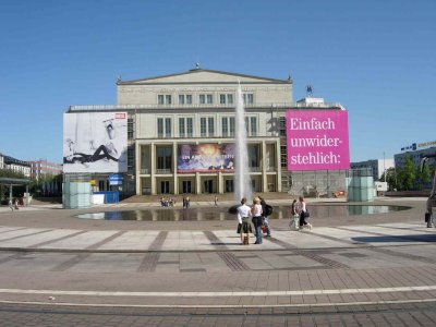 Photo 19 : L'opéra sur l'Augustusplatz, lieu de rencontre incontournable des habitants, disparaît derrière la publicité. 