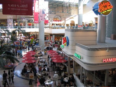 Intérieur du Mall de la ville de Santa Anita, est de Los Angeles, county de San Ferdino Valley