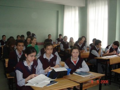 Salle de classe avec les élèves en uniforme 