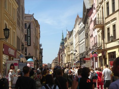 une rue commerçante du centre historique de Toruń