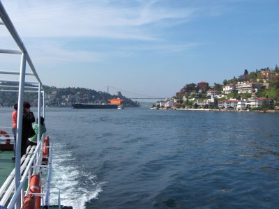 Le Bosphore : bateau de tourisme, pétrolier roumain et pont