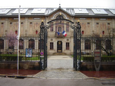 Pôle culturel d'envergure nationale : Musée national de la céramique et de la porcelaine Adrien Dubouché, inauguré en 1900.
