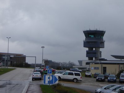 centre de communication et porte d'entrée du Limousin assurant des liaisons régulières avec Paris, Lyon et avec l'international (Royaume-Uni, Irlande) : l'aéroport Limoges-Bellegarde, ouvert en 1972