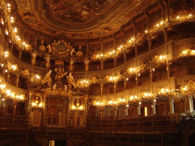 Intérieur baroque de l'opéra
