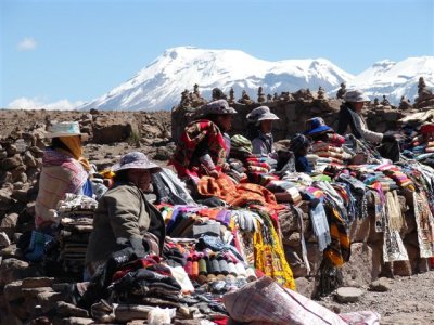 Col de Patapampa : femmes vendant leur production textile pour les touristes