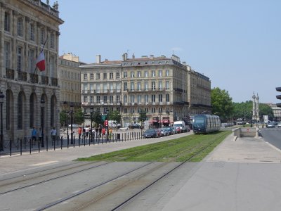 Le tramway, quai de la douane.