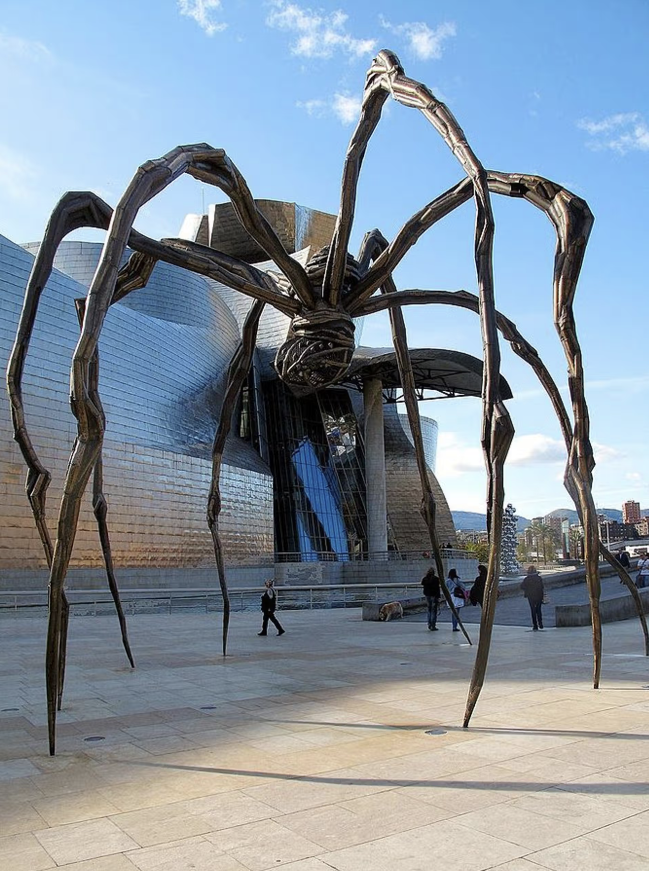 Image © Kamahele, CC BY-SA 3.0 DE, via Wikimedia Commons / Maman © Louise Bourgeois 2001