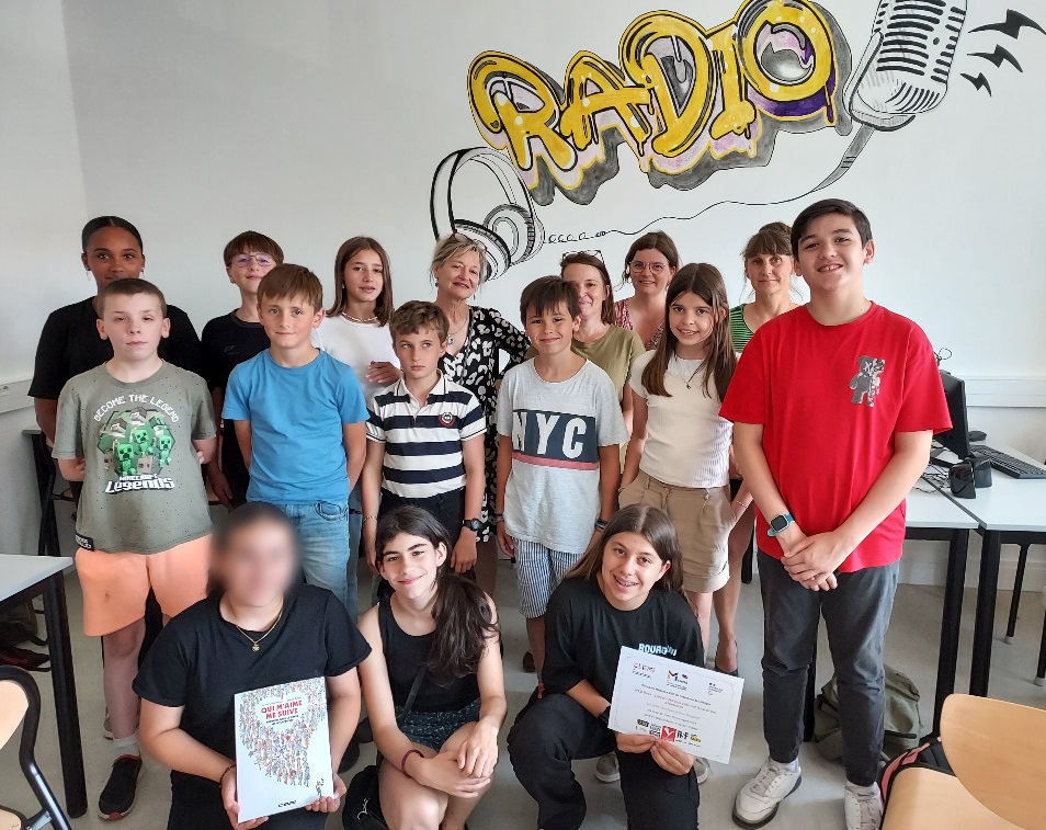 Les élèves de la Classe à Horaires Aménagés Radio du collège Jean Picart Le Doux à Bourganeuf, en présence de Mme Comet-Castan principale du collège , de Mme Chopplet, professeure d'histoire-géographie, de Mme Chadouin-Dubail professeure-documentaliste et de Mme Whyman TZR en anglais.