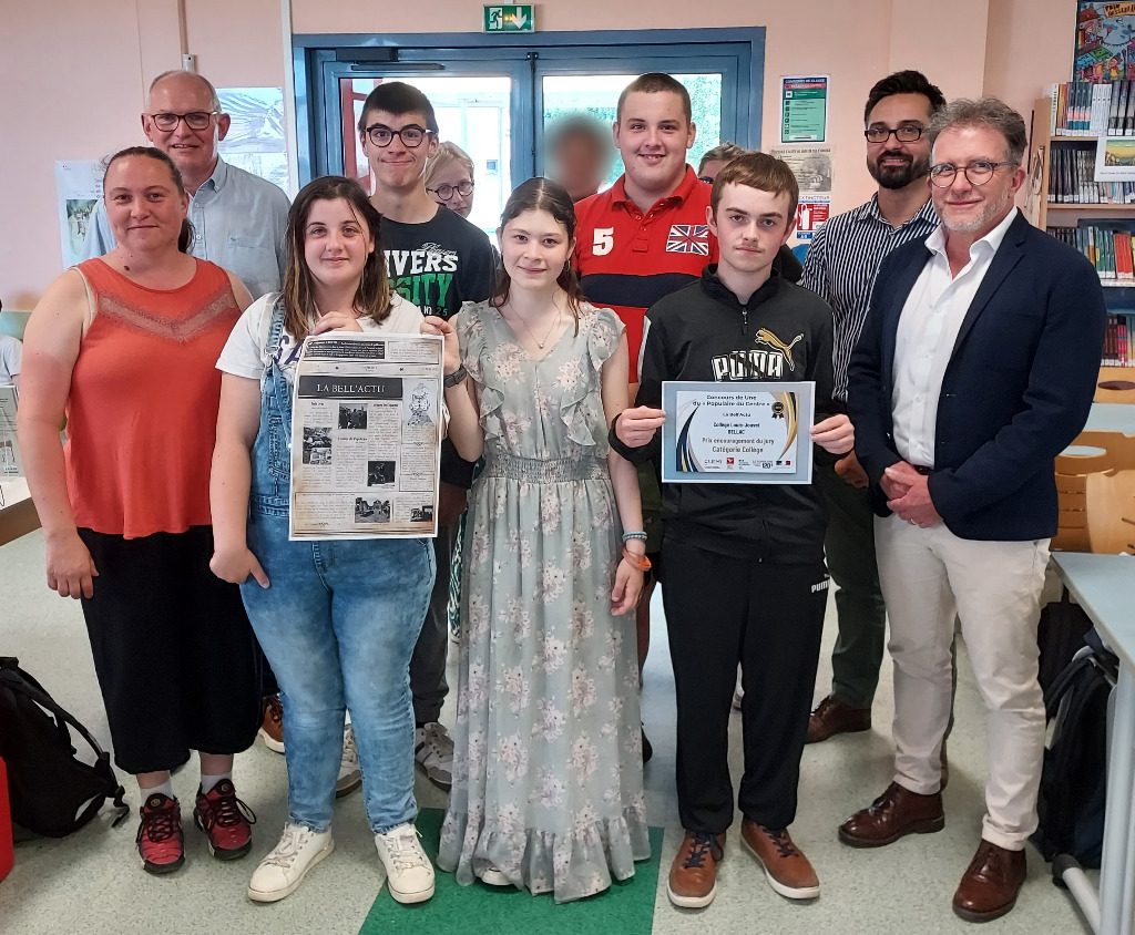 Les élèves de 3eA SEGPA encadrés sur la photo par leur professeure d'anglais Mme Margot et de M. Porché directeur de la SEGPA. Au dernier plan, à gauche, M. Chapperon directeur éditorial de la Haute-Vienne et rédacteur en chef au journal Le Populaire du Centre venu remettre la dotation et le diplôme et sur la droite M. Labarsouque, professeur-documentaliste. Non présent sur la photo : M. Al Durrah.