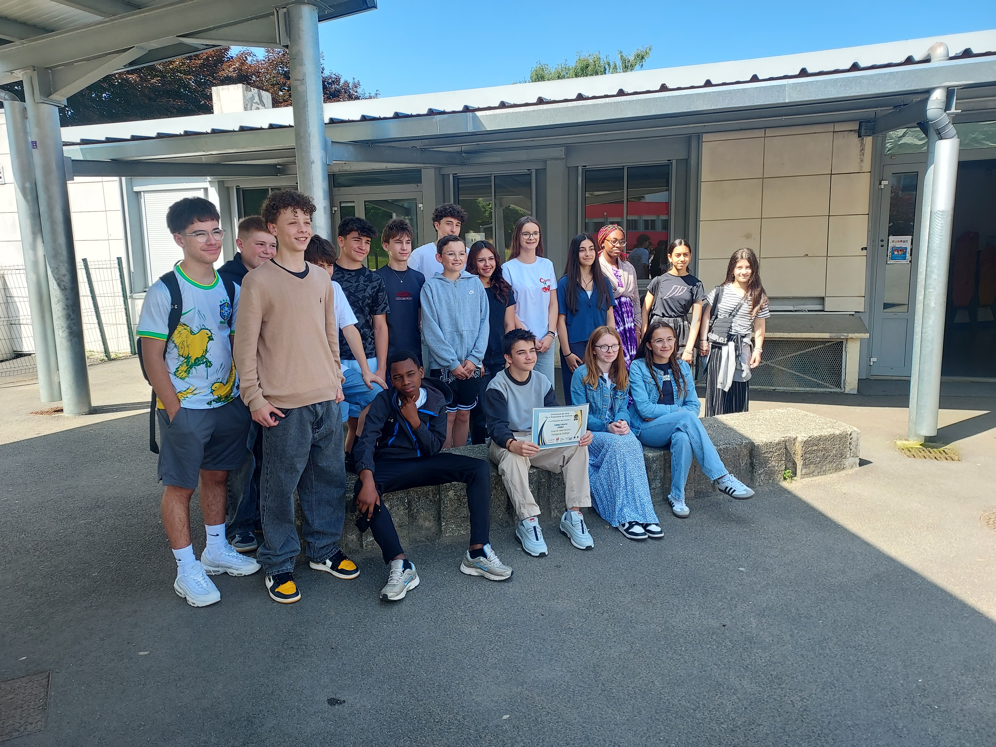 Les élèves de 4e3 lauréats du prix d'Encouragements, catégorie collège.
