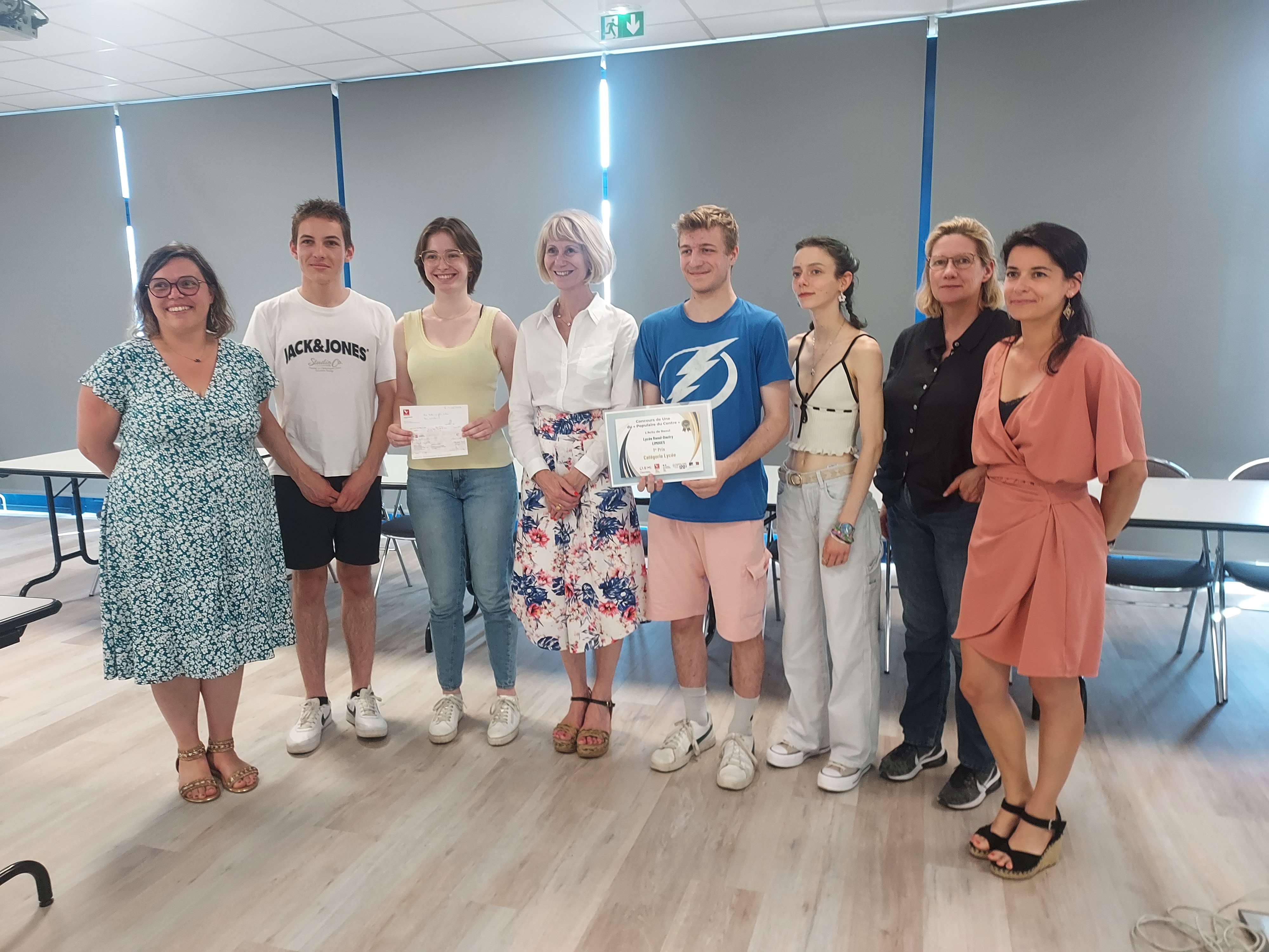 Les lycéens lauréats encadrés par la CPE Mme Lardet à gauche, Mme Loiseau proviseure du lycée Dautry au centre, et par Mme Chalard, professeure-documentaliste du LGT ainsi que Mme Burguet, professeure d'histoire-géographie.