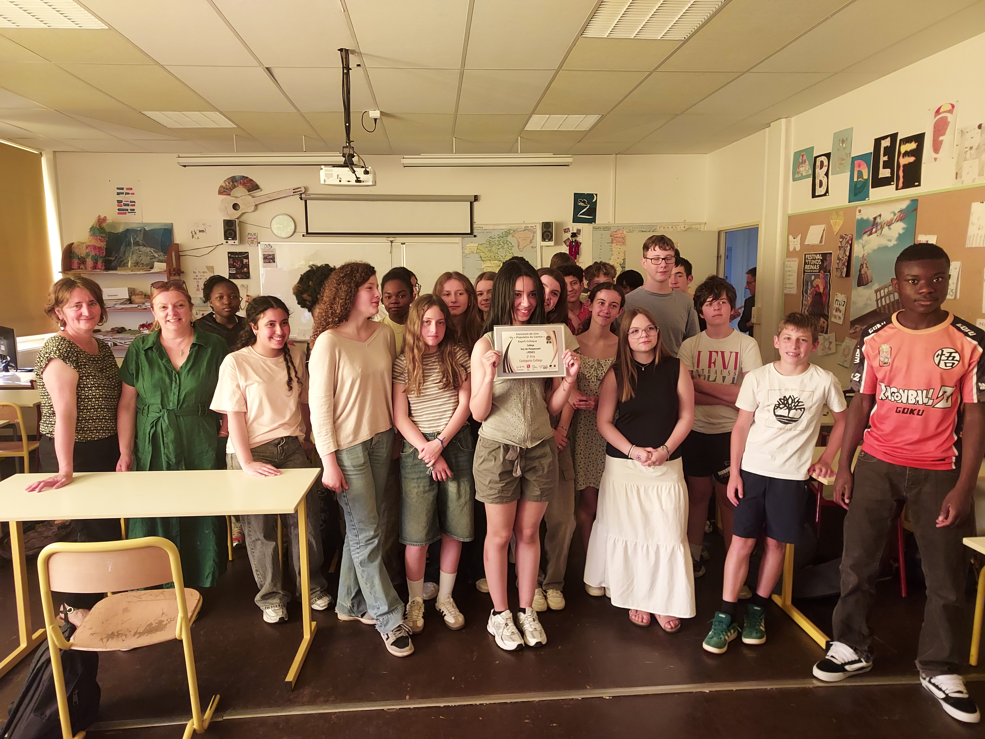 Les élèves de 4e3 lauréat du second prix, catégorie collège accompagnés sur la gauche de Mme Rigout, professeure-documentaliste et de Mme Cardona, professeure de français.